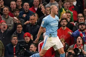 Tiền đạo Erling Haaland ăn mừng trước mặt người hâm mộ Man.United sau khi ghi bàn.