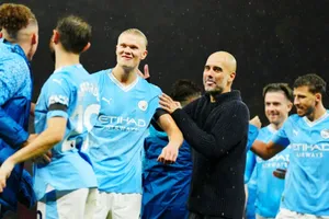 HLV Pep Guardiola cùng học trò ngạo nghễ sau chiến thắng dễ dàng ở Old Trafford.