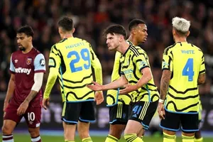 Arsenal thua nặng nề 1-3 trên sân West Ham và dừng bước trước tứ kết cúp Liên đoàn.