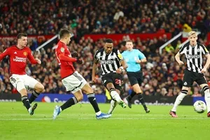 Newcastle phục thù ngoạn mục để biến Man.United thành cựu vô địch cúp Liên đoàn.