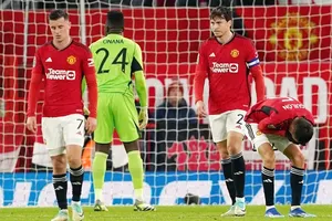 Hình ảnh rệu rã tinh thần của cầu thủ Man.United xuất hiện rất thường xuyên trên mặt báo.