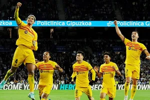 Trung vệ Ronald Araujo ghi bàn ở phút bù giờ giúp Barcelona thắng 1-0 trên sân Sociedad. 