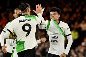 Luis Diaz ghi bàn gỡ hòa 1-1 cho Liverpool ở phút 90+5 trên sân Luton.