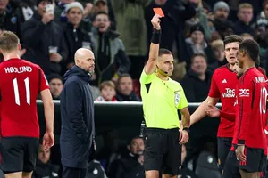 HLV Erik ten Hag chỉ trích quyết định rút thẻ đỏ dành cho Marcus Rashford là quá khắc nghiệt.