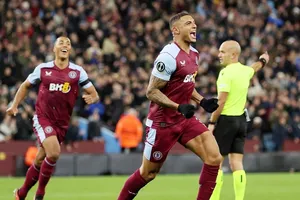 Aston Villa có màn ngược dòng ghi chiến thắng 2-1 trước AZ Alkmaar.