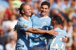 Julian Alvarez giành “cú ăn ba” bên cạnh Erling Haaland tại Man.City.