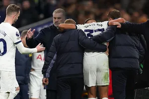 HLV Ange Postecoglou mất gần nửa đội hình chính trong chuyến làm khách đến sân Wolves.