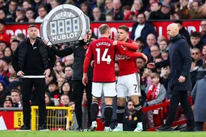 HLV Erik ten Hag chứng kiến Christian Eriksen rời sân vì chấn thương.