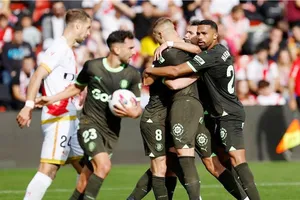 Girona đã ngược dòng thắng 2-1 tại Rayo Vallecano và tiếp tục củng cố ngôi đầu La Liga.
