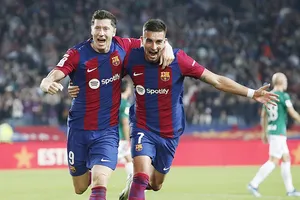 Robert Lewandowski ghi cú đúp giúp Barcelona vùng lên đánh bại Alaves 2-1.