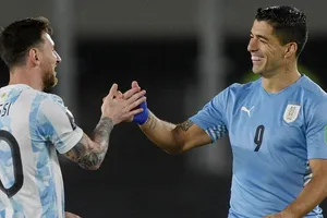 Luis Suarez lại có cơ hội đối đầu người bạn thân Lionel Messi trong màu áo đội tuyển quốc gia.
