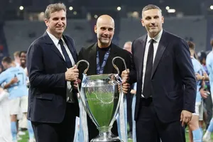 Khaldoon Al Mubarak (phải) ăn mừng chiếc cúp “tai voi” danh giá đầu tiên trong lịch sử Man.City.