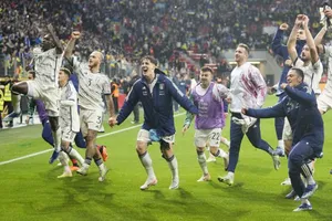 Đương kim vô địch Italy hòa Ukraine 0-0 để đảm bảo có thể bảo vệ danh hiệu trên đất Đức vào mùa hè tới.