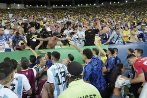 Các cầu thủ Argentina tham gia yêu cầu những người âm mộ trên khán đài bình tĩnh. 