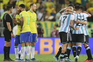 Hình ảnh tương phản giữa 2 quyền lực lớn nhất Nam Mỹ cũng như bóng đá thế giới lúc này.