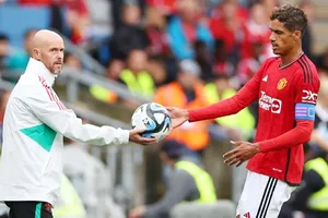 HLV Erik ten Hag đã bác bỏ có sự rạn nứt mối quan hệ với trung vệ Raphael Varane.