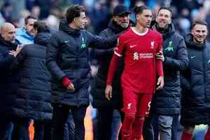 HLV Jurgen Klopp và đồng đội cũng chẳng hiểu vì sao Darwin Nunez có phản ứng như vậy.