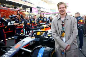 Kevin De Bruyne khá tươi tắn tham dự Abu Dhabi Formula One Grand Prix.