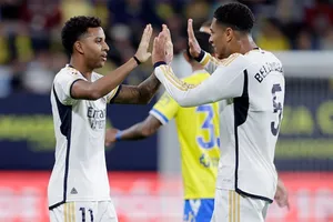 Rodrygo tỏa sáng ghi hai bàn thắng đẹp mắt và kiến tạo cho Jude Bellingham ấn định chiến thắng 3-0 trên sân Cadiz.