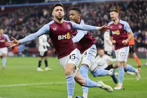 Aston Villa vượt qua vòng bảng sau chiến thắng 2-1 trước đối thủ trực tiếp Legia Warsaw.