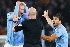 Erling Haaland rất tức giận với trọng tài Simon Hooper sau tình huống “bẻ còi” khó hiểu.