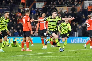 Declan Rice ghi bàn phút 90+7 ấn định chiến thắng kịch tính 4-3 cho Arsenal trước chủ nhà Luton Town.