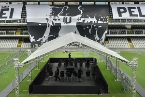 Khoảng 11 tháng sau lễ tang của huyền thoại Pele thì sân Vila Belmiro lại rơi nước mắt khi Santos FC lần đầu xuống hạng.