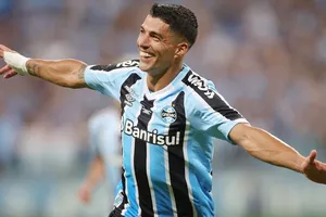 Luis Suarez giành “Quả bóng vàng” với tư cách cầu thủ hay nhất giải vô địch quốc gia Brazil.