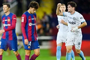 Girona mạnh mẽ đánh bại chủ nhà Barcelona với tỷ số 4-2 để vươn lên dẫn đầu La Liga.