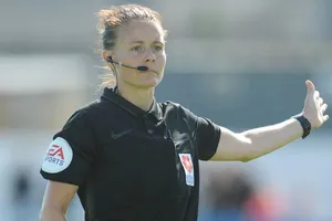 Rebecca Welch trở thành nữ trọng tài đầu tiên bắt chính ở một trận đấu Premier League.