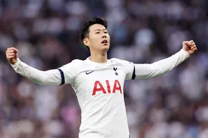 HLV Ange Postecoglou sẽ đau đầu tìm giải pháp khi mất tiền đạo đội trưởng Son Heung-min trong tháng Giêng.