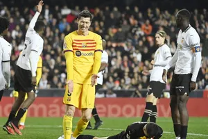 Barcelona hoang phí cơ hội nên hòa 1-1 trên sân Valencia và có 3 trận liên tiếp không thắng.