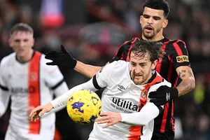 Tom Lockyer thi đấu trước khi đột quỵ ở phút 58 trận đấu tại Bournemouth hôm thứ Bảy.