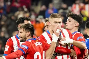 Girona thắng áp đảo 3-0 trước Alaves để vượt qua Real Madrid giành lại vị trí đầu bảng.