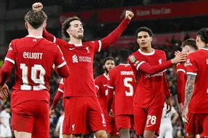 Curtis Jones ghi hai bàn giúp Liverpool vào bán kết cúp Liên đoàn sau chiến thắng 5-1 trước West Ham.