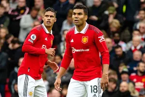 HLV Erik ten Hag không để trung vệ Raphael Varane và tiền vệ trung tâm Casemiro ra đi.