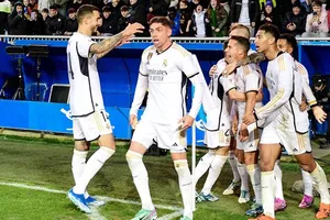 Lucas Vazquez ghi bàn ở phút bù giờ thứ 2 giúp Real Madrid thắng nhọc nhằn 1-0 tại Alaves.