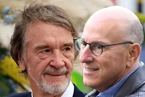 Sir Jim Ratcliffe (trái) và Sir Dave Brailsford là 2 nhân tố được mong chờ sẽ đưa Man.United trở lại.