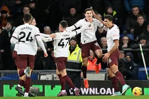 Man.City lấy cảm hứng từ huy hiệu vô địch thế giới để ngược dòng thắng 3-1 tại Everton.