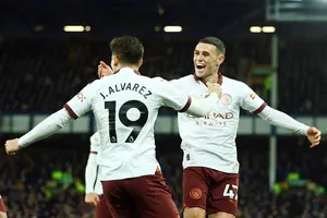 Phil Foden tiếp tục ghi bàn vào mành lưới ưa thích Everton.