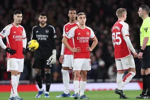 Arsenal không thể trở lại ngôi đầu bảng sau trận thua 0-2 trên sân nhà trước West Ham. 