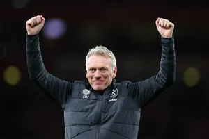 HLV David Moyes vui mừng sau khi West Ham thắng 2-0 tại Arsenal.