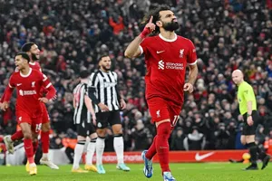 Mohamed Salah ghi cú đúp giúp Liverpool đánh bại Newcastle 4-2.