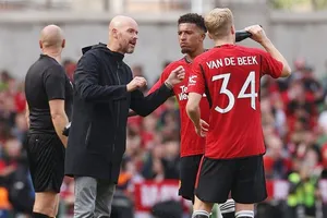 HLV Erik ten Hag tin rằng Jadon Sancho và Donny van de Beek không thể vượt qua áp lực khi khoác áo Man.United.