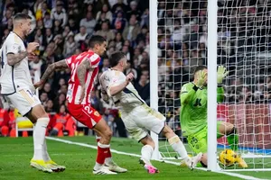 Dani Carvajal ghi bàn phút bù giờ thứ 9 ấn định chiến thắng 3-2 cho Real Madrid.