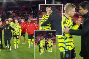 Oleksandr Zinchenko và Ben White tranh cãi cuối trận thắng 2-1 trên sân Nottingham Forest.