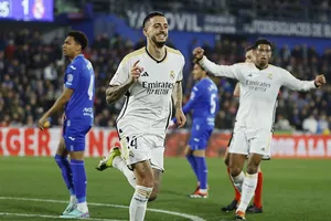 Joselu ghi cú đúp giúp Real Madrid thắng 2-0 tại Getafe và giành lại vị trí dẫn đầu La Liga.