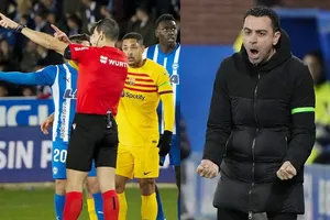 HLV Xavi Hernandez rất bất bình với trọng tài sau chiếc thẻ đỏ của tiền đạo trẻ Vitor Roque.