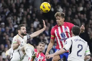 Marcos Llorente khai thác điểm yếu hàng hậu vệ Real Madrid ghi bàn gỡ hòa 1-1.