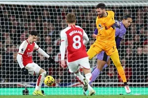 Arsenal được hưởng lợi từ sai lầm trong hiệp hai của thủ môn Alisson Becker.